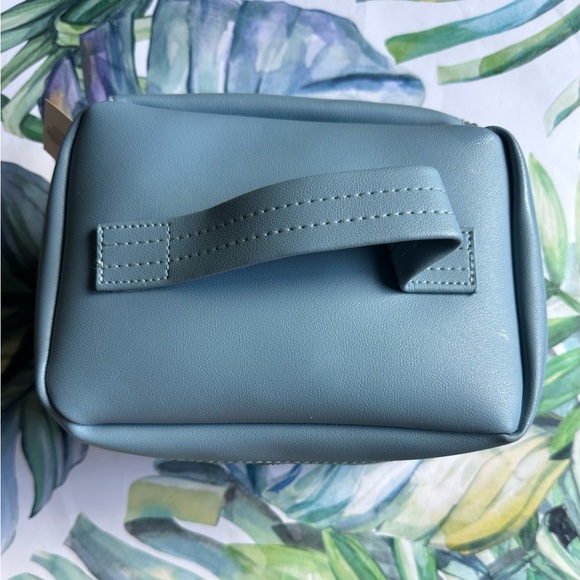 Top handle zippered train case - Light Blue NWT - Picture 2 of 4